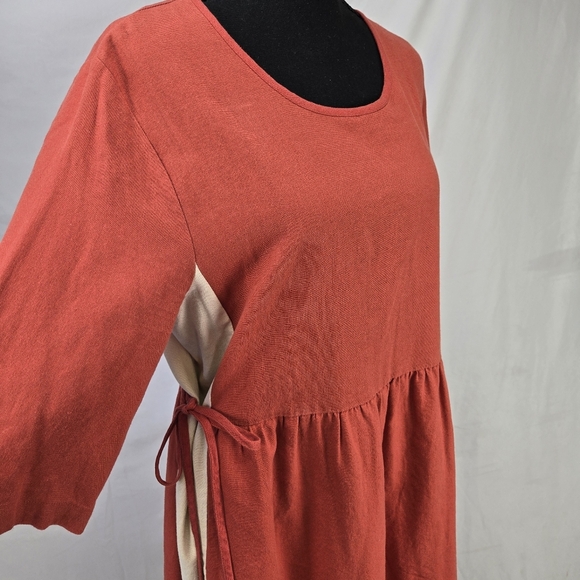 Elegant Red and Cream Dress - Picture 4 of 10